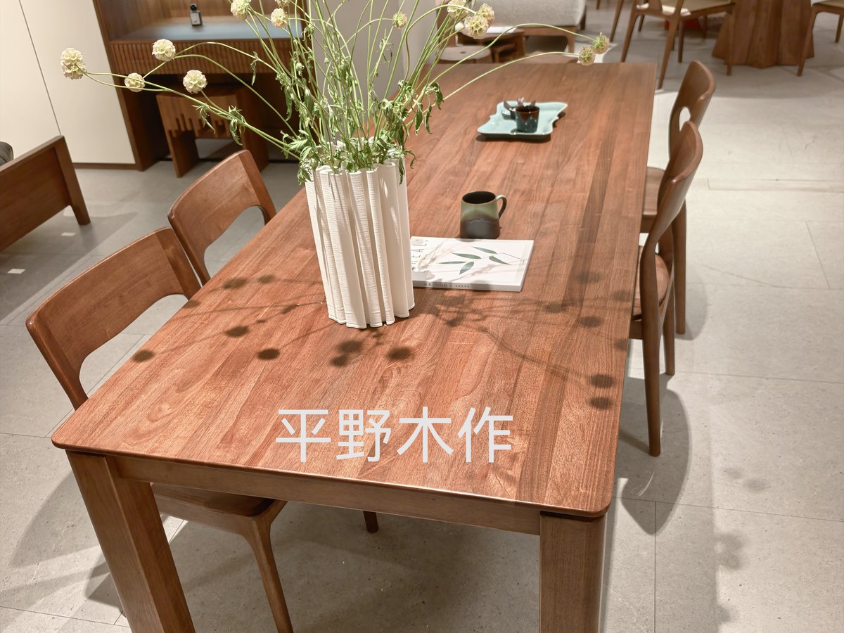 实木餐桌